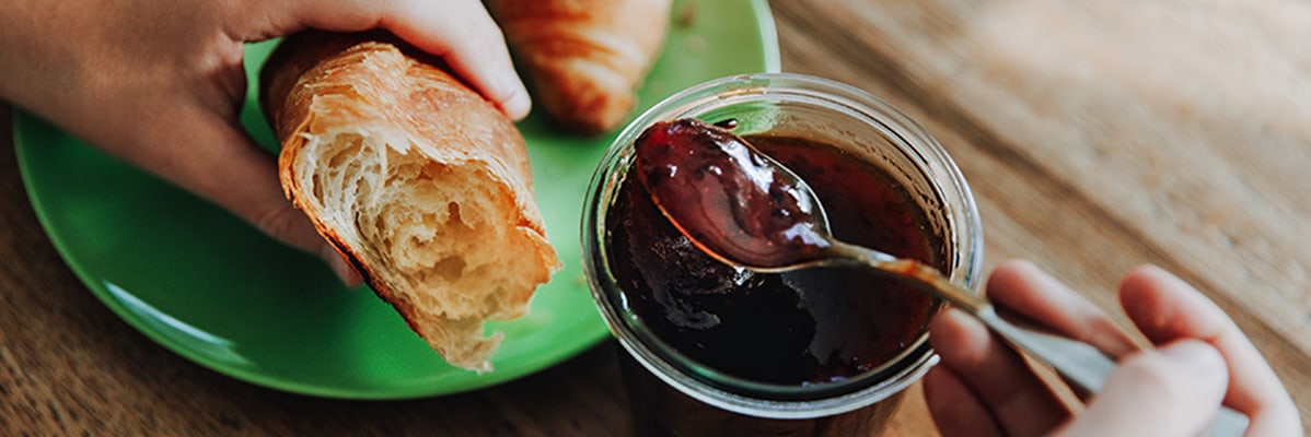 Croissants et confiture pour le petit-déjeuner.