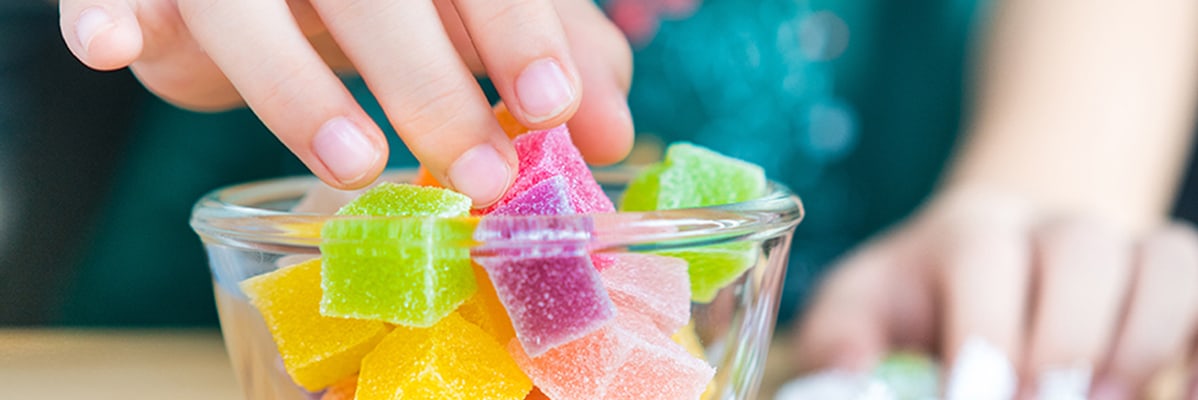 Bunte Gummibärchen in einem Glas.