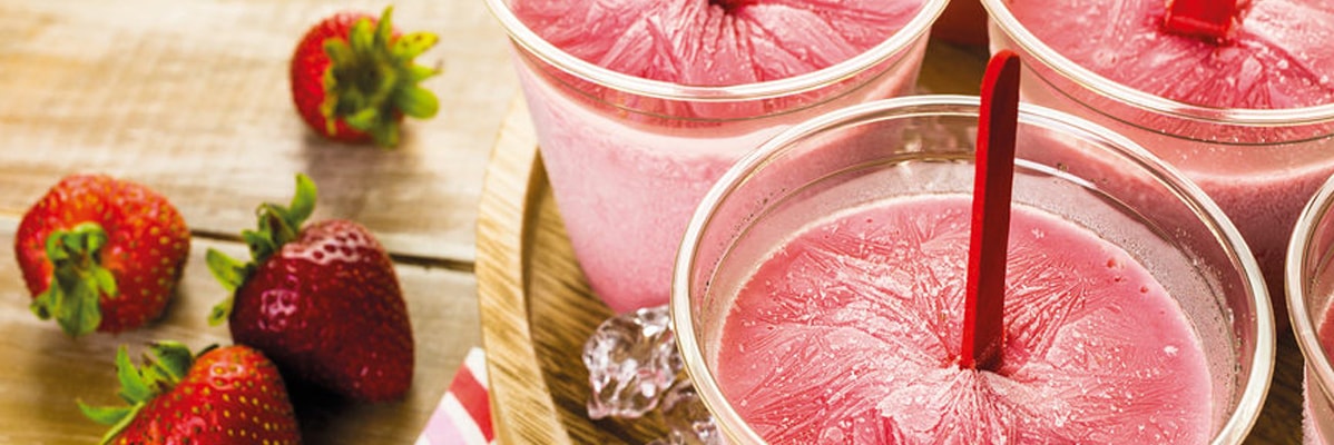 Glaces à la fraise dans des gobelets en plastique.