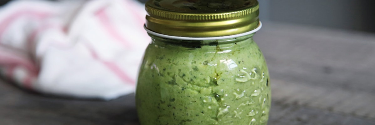 Grüne Sauce im Glas.