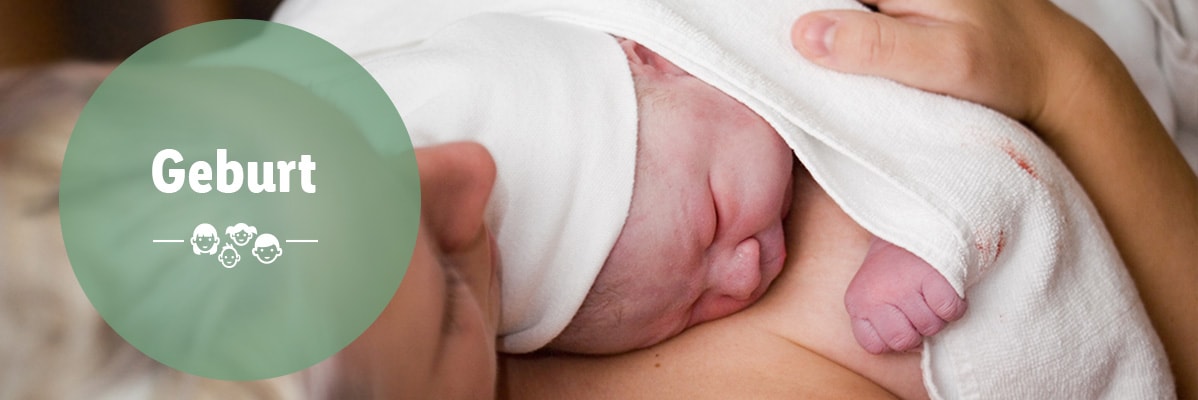 Neugeborenes Baby in den Armen der Mutter.