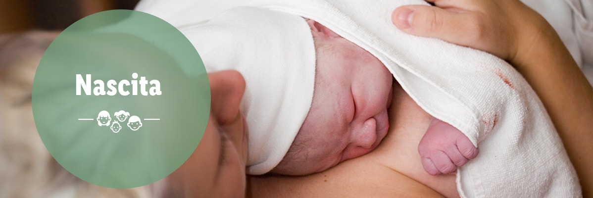 Neonato tra le braccia della madre.