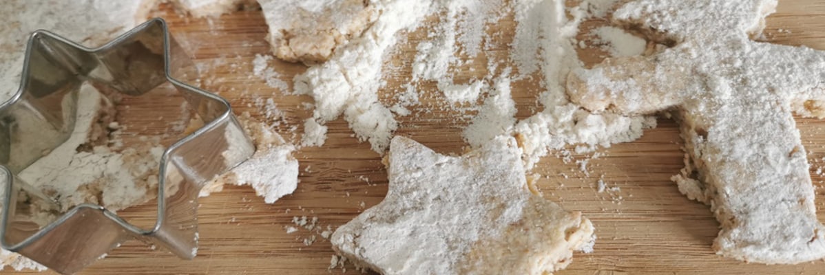 Biscuits en forme d'étoile, saupoudrés de sucre glace.