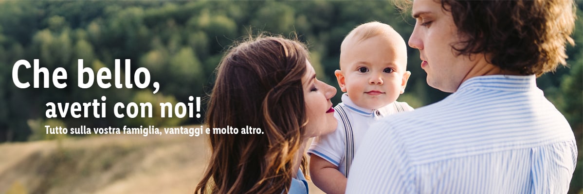 Famiglia con bambino all'aperto.