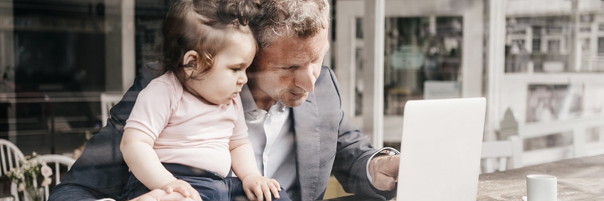 Padre e bambino usano un laptop.