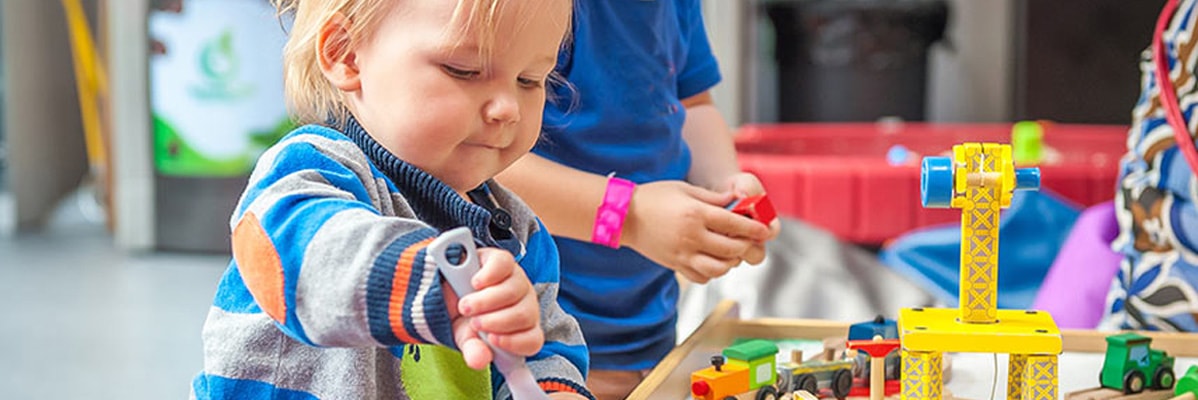 Jouets pour enfants, trains et blocs de construction.