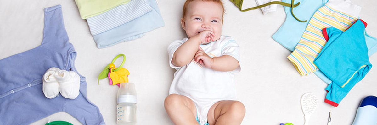 Vêtements bébé, biberon, jouets.