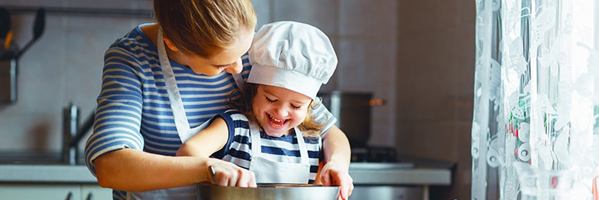 Mère et fille cuisinent ensemble dans la cuisine.