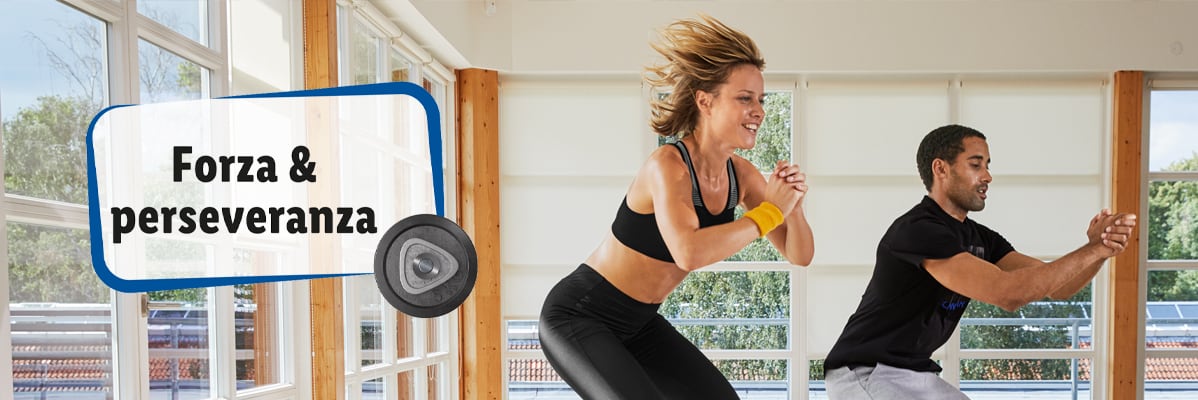 Allenamento fitness: forza e resistenza con pesi.