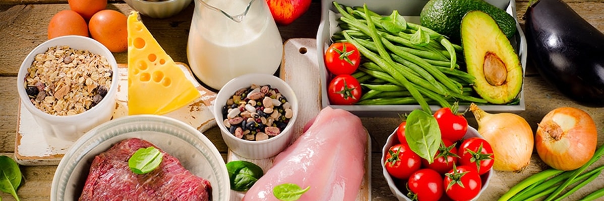 Fleisch, Käse, Müsli, Obst und Gemüse.