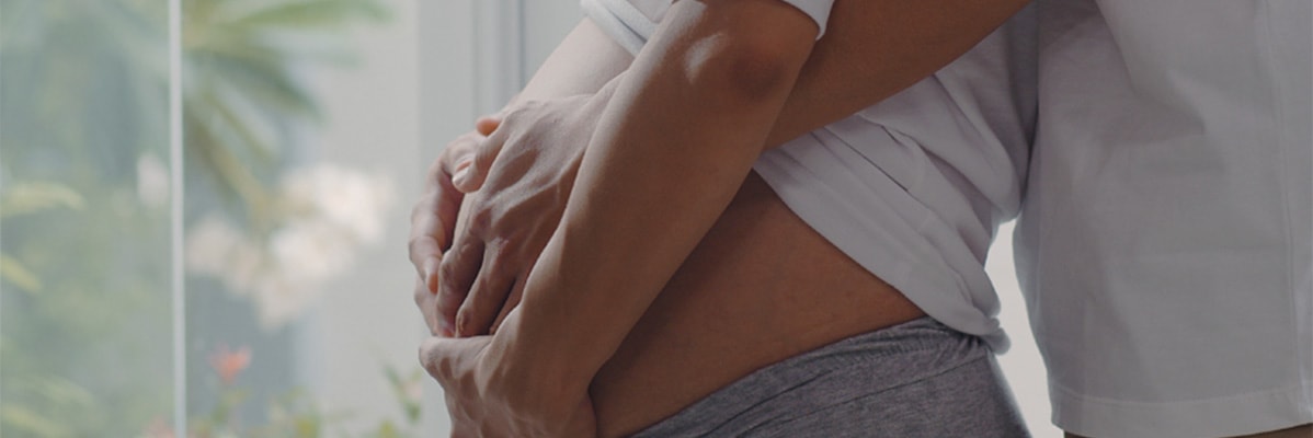 Donna incinta con il suo partner.