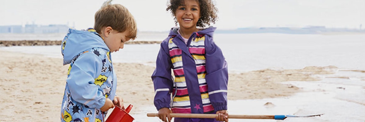Giubbotti impermeabili per bambini e giocattoli da spiaggia.