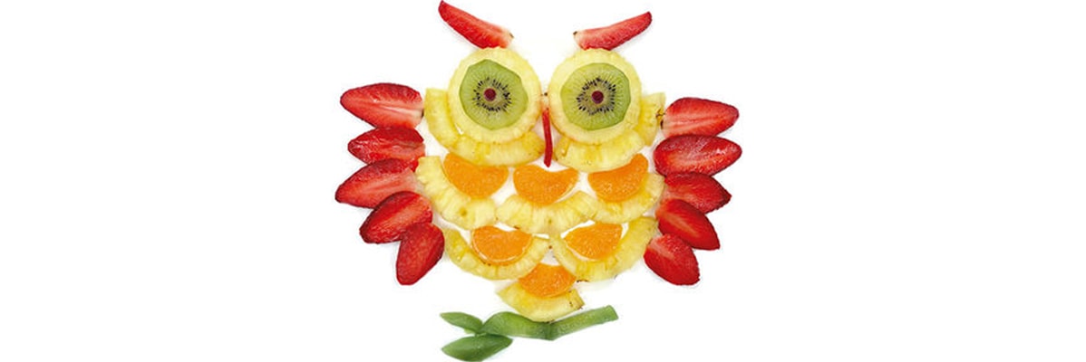 Fraises, ananas, mandarines et kiwis en forme de chouette.