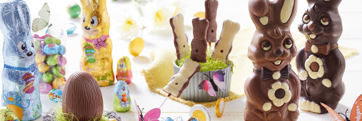 Coniglietti di cioccolato, uova e altre delizie pasquali.