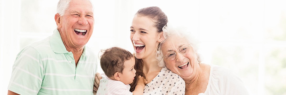Famille nombreuse et heureuse avec un bébé.