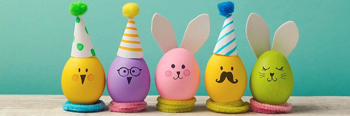 Uova di Pasqua con cappelli e faccine carine.