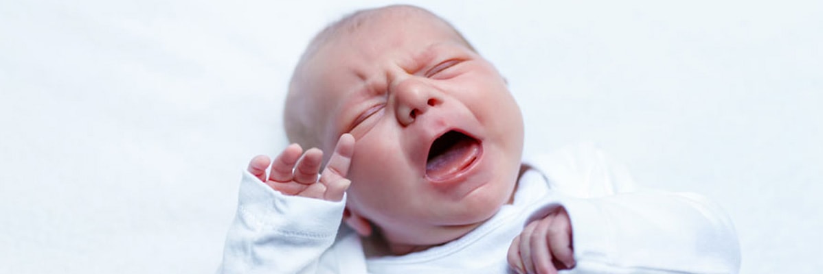 Un neonato che piange.