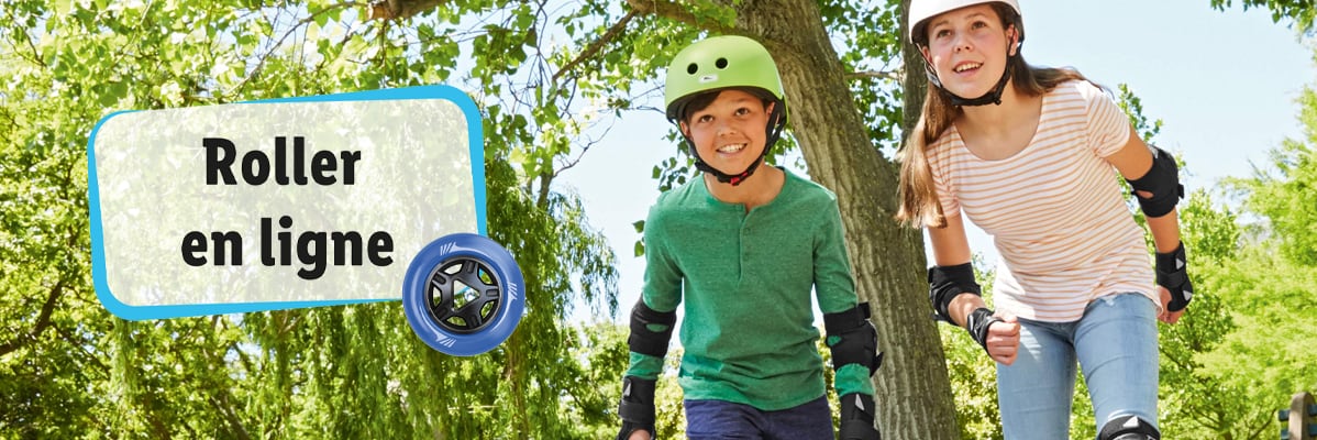 Enfants faisant du roller en extérieur, avec protections.