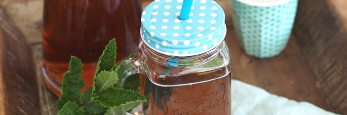 Minztee im Glas.