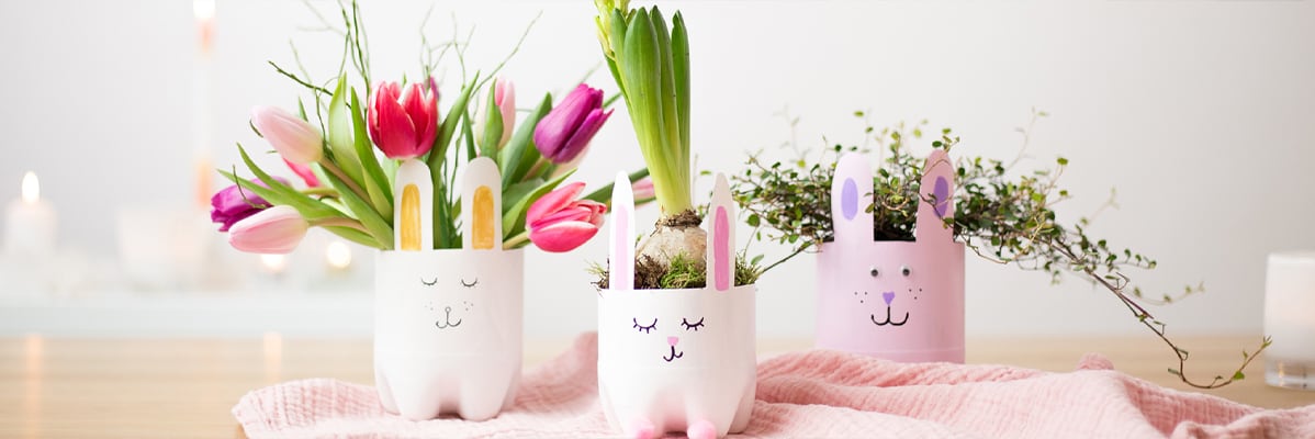Jardinières en forme de lapin avec des tulipes et des jacinthes.