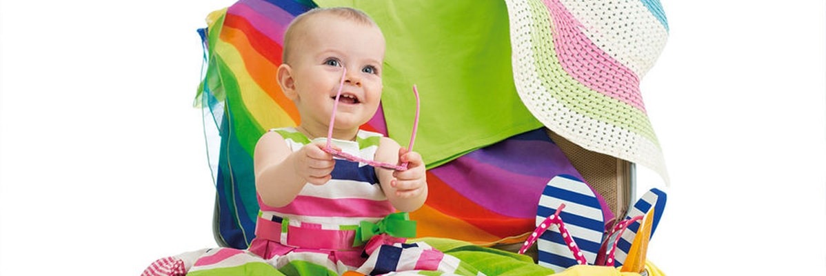 Bébé avec lunettes de soleil et vêtements d'été.