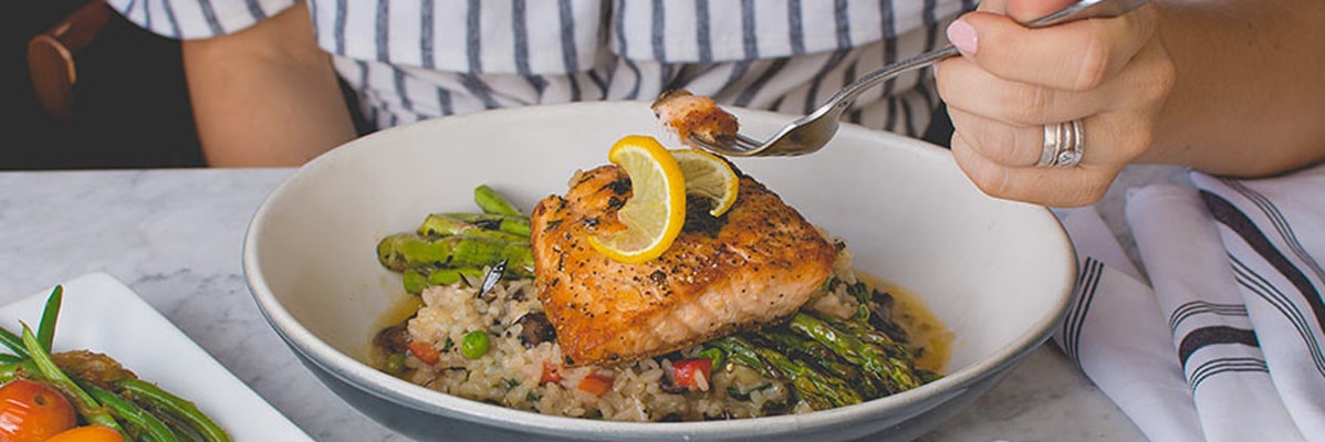 Saumon avec risotto et asperges.