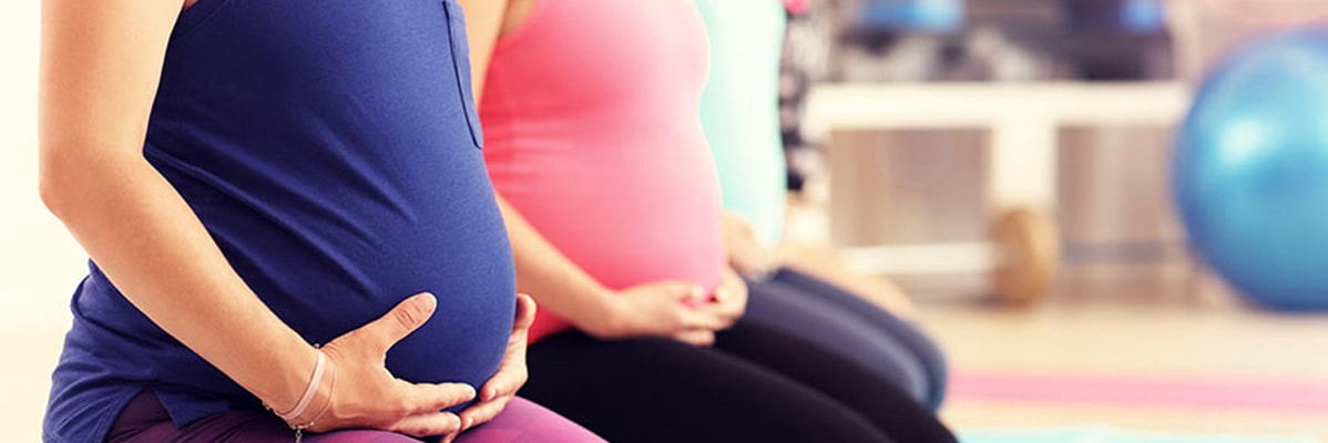 Femmes enceintes à un cours de fitness.