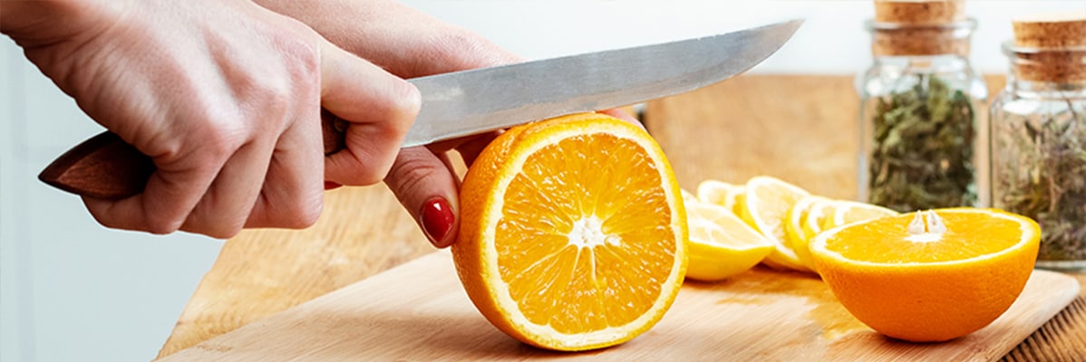 Arance e limoni tagliati con un coltello.