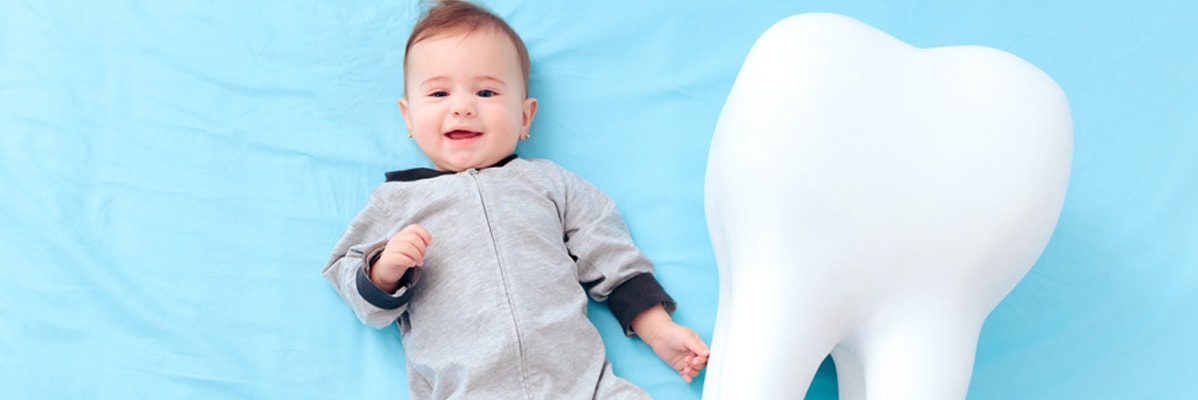 Baby mit großem weißem Zahn.