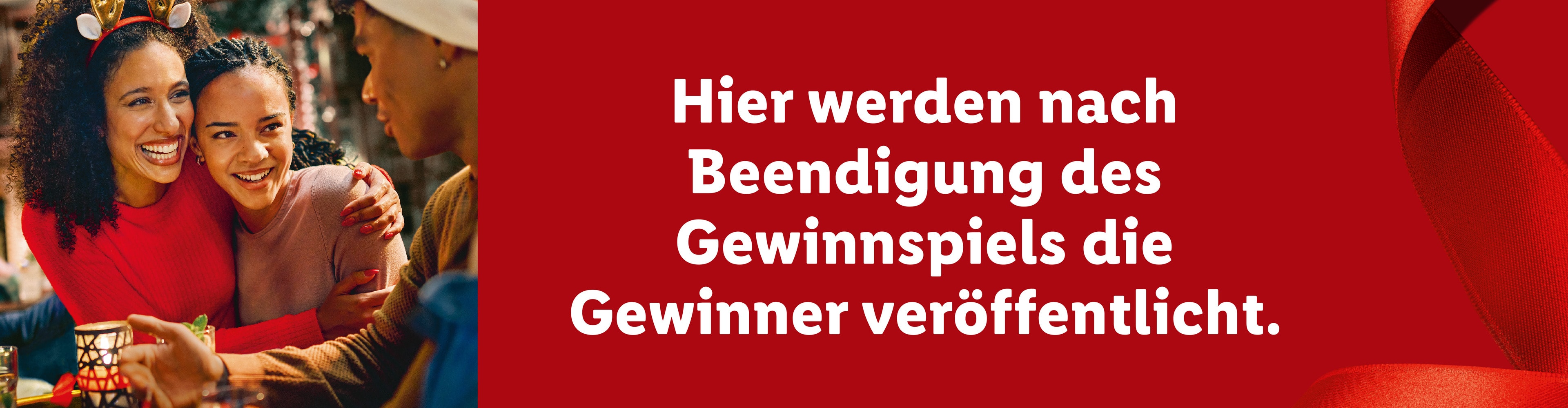 Lachende Frauen auf einer Weihnachtsfeier; Text: Hier werden nach Beendigung des Gewinnspiels die Gewinner veröffentlicht.