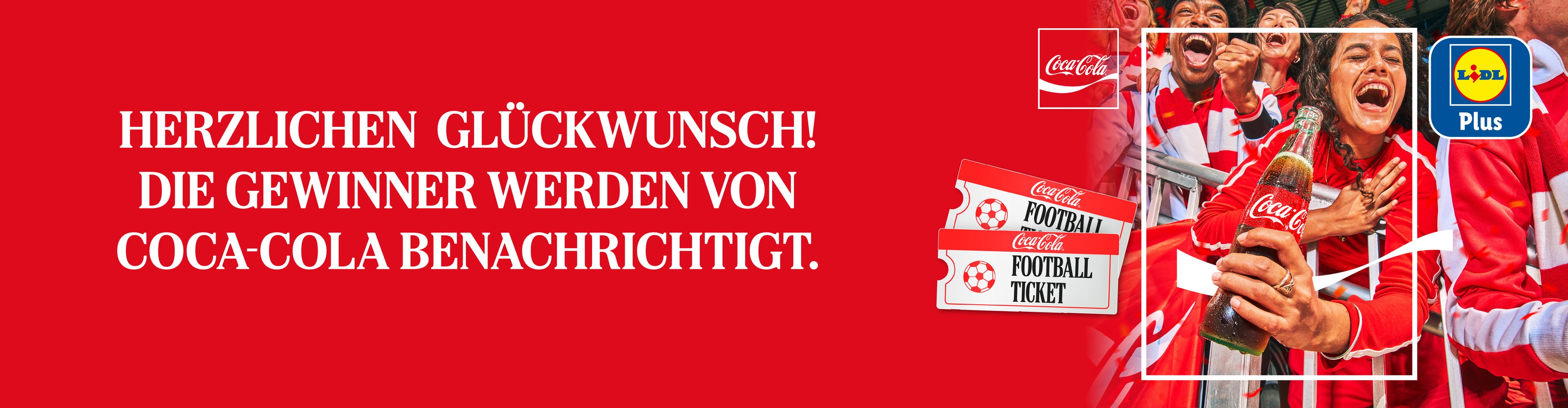 Jubelnde Fußballfans mit Getränken und Tickets, dazu Glückwunschtext.