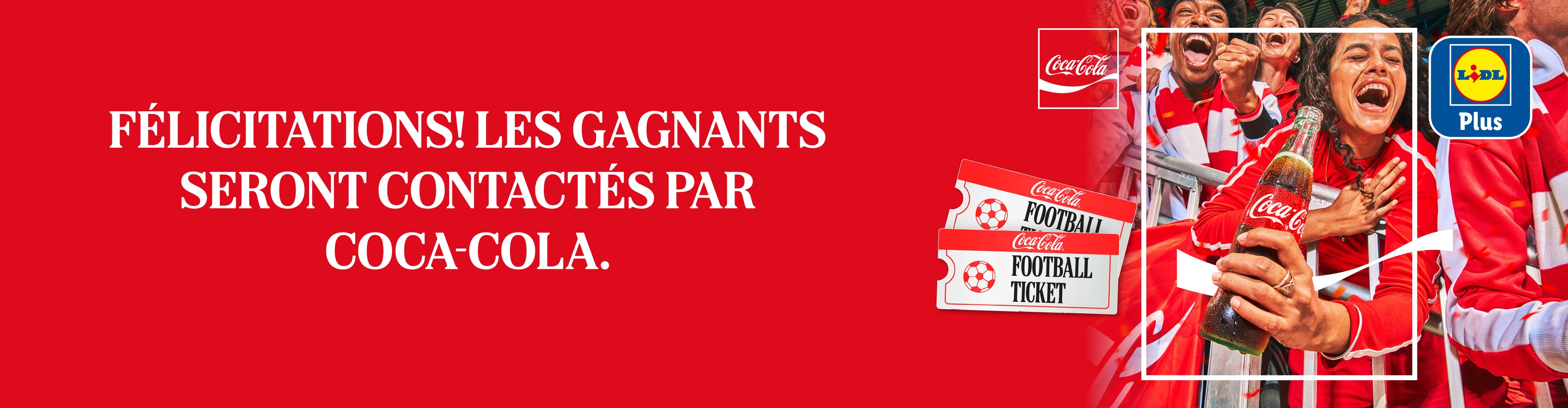 Fans de football exultants avec une boisson gazeuse et des billets de match, avec un texte annonçant les gagnants.