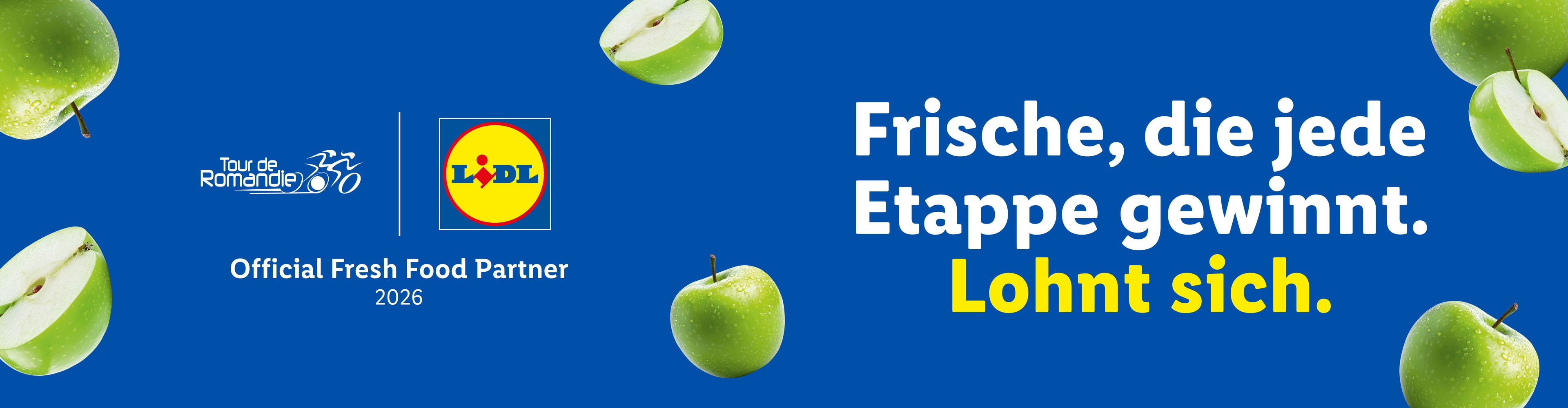 Frische grüne Äpfel auf blauem Hintergrund mit Text: „Frische, die jede Etappe gewinnt. Lohnt sich.“