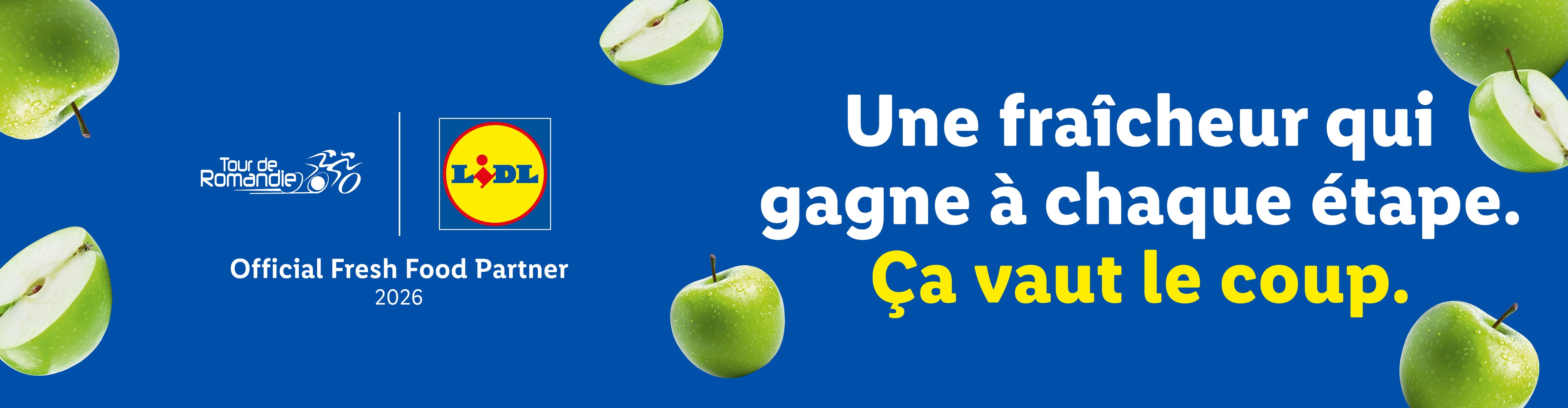 Pommes vertes sur fond bleu avec le texte : 'Une fraîcheur qui gagne à chaque étape. Ça vaut le coup.'