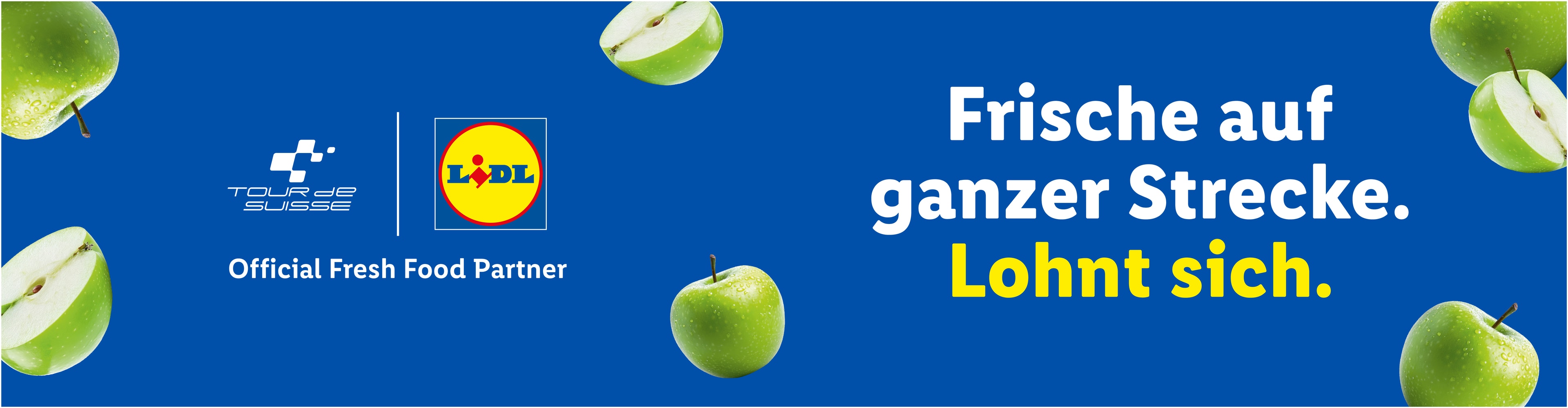 Grüne Äpfel auf blauem Hintergrund mit dem Text 'Frische auf ganzer Strecke. Lohnt sich.'