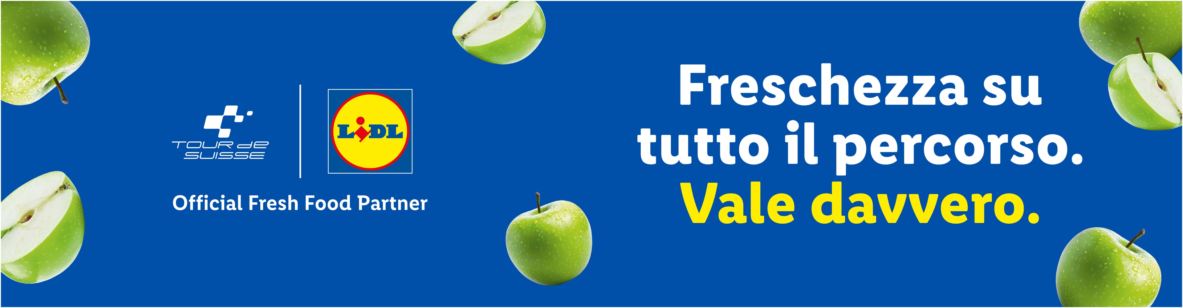 Mele verdi su sfondo blu con testo: Freschezza su tutto il percorso. Vale davvero.
