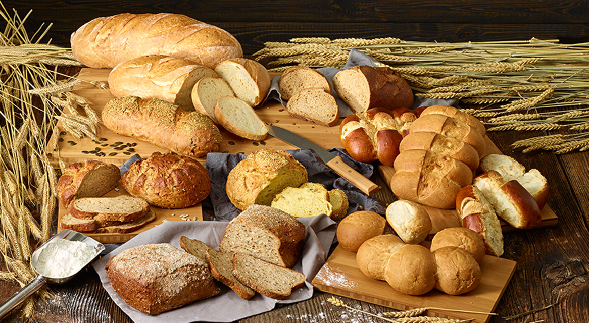 Assortiment de pains, petits pains et miches.