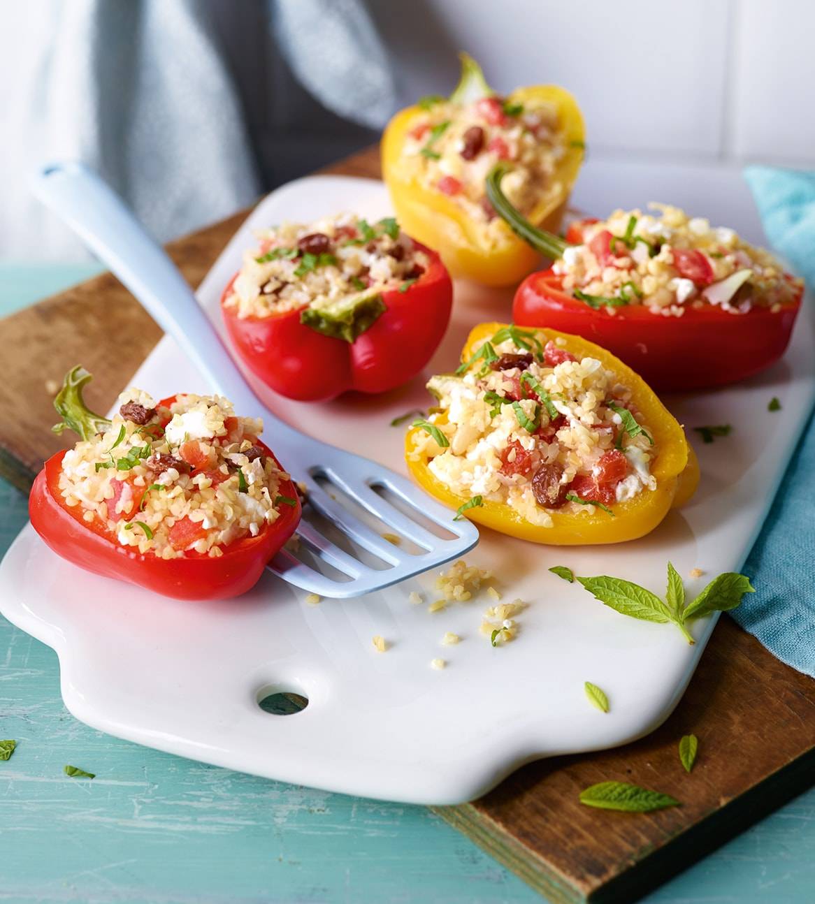 Poivrons farcis au boulgour, feta et raisins secs.