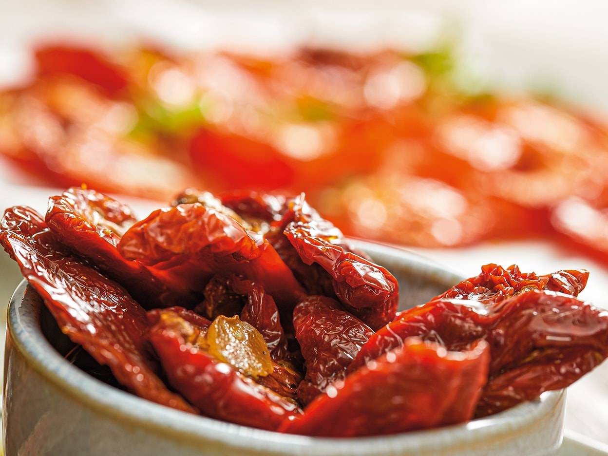 Pomodori secchi in una ciotola.
