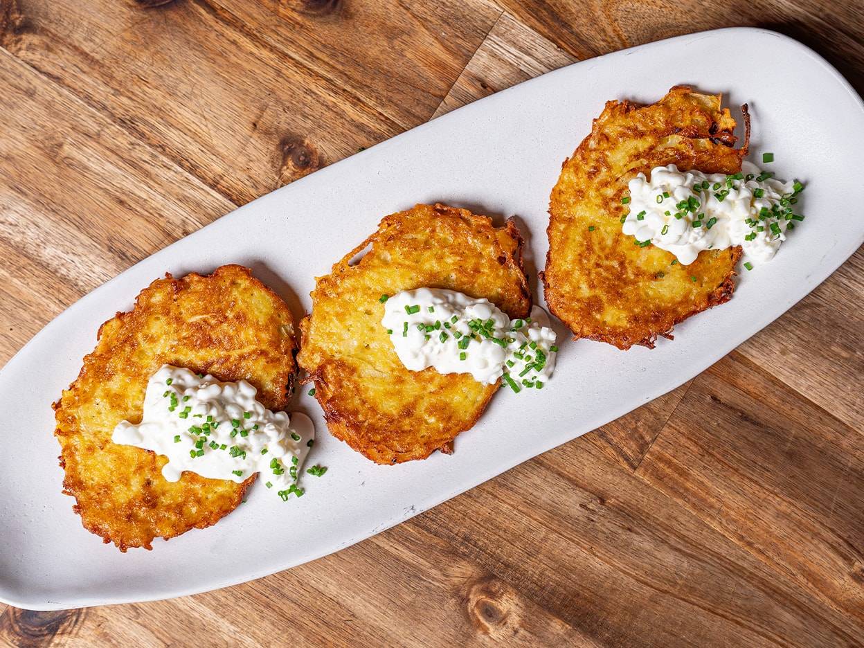 Drei Kartoffelpuffer mit Quark.