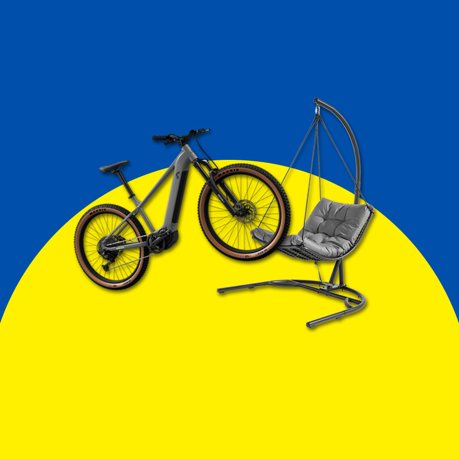 E-Bike und Hängesessel auf blauem und gelbem Hintergrund.