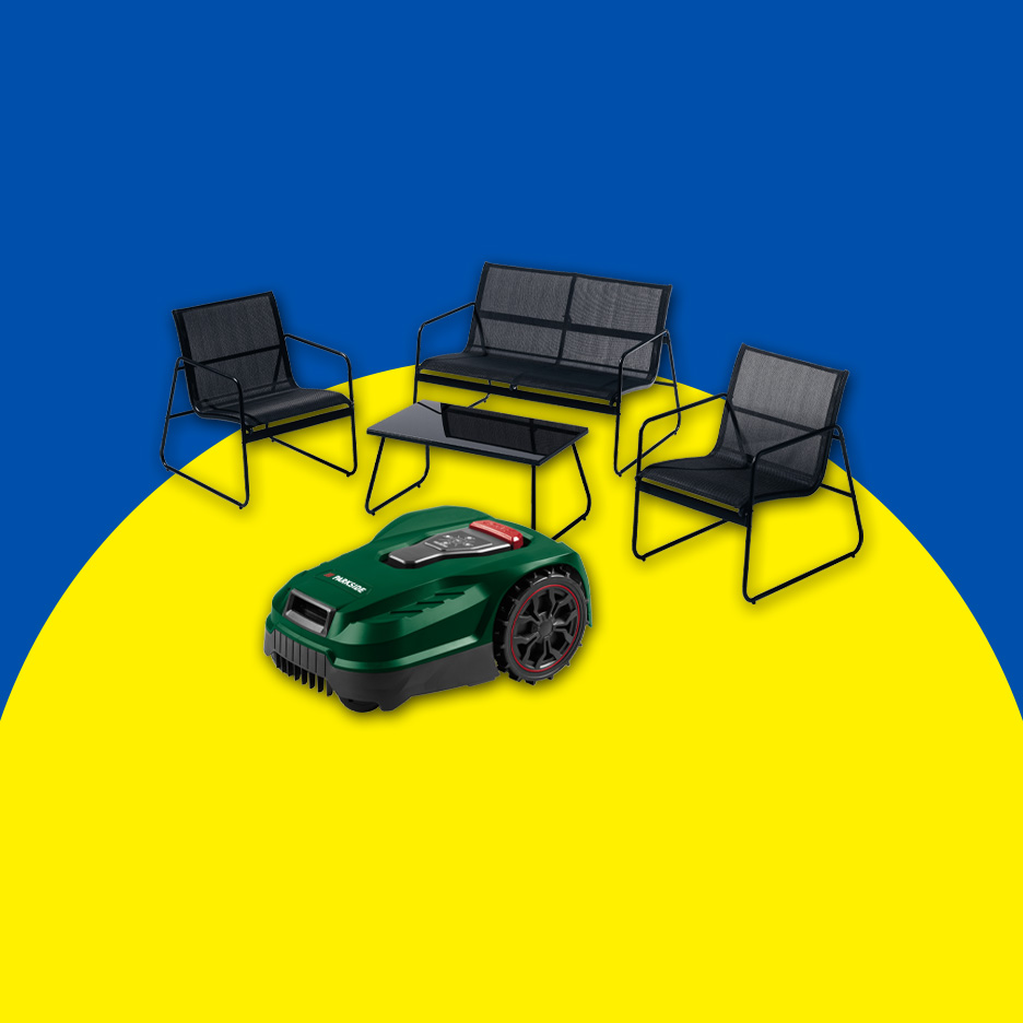 Schwarzes Gartenmöbel-Set mit Tisch, Sofa und Stühlen, sowie ein grüner Mähroboter.