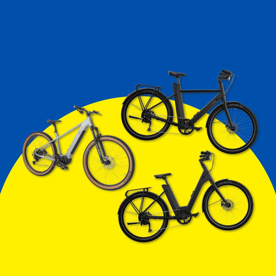 Drei E-Bikes, zwei schwarze und ein graues, auf gelb-blauem Hintergrund.