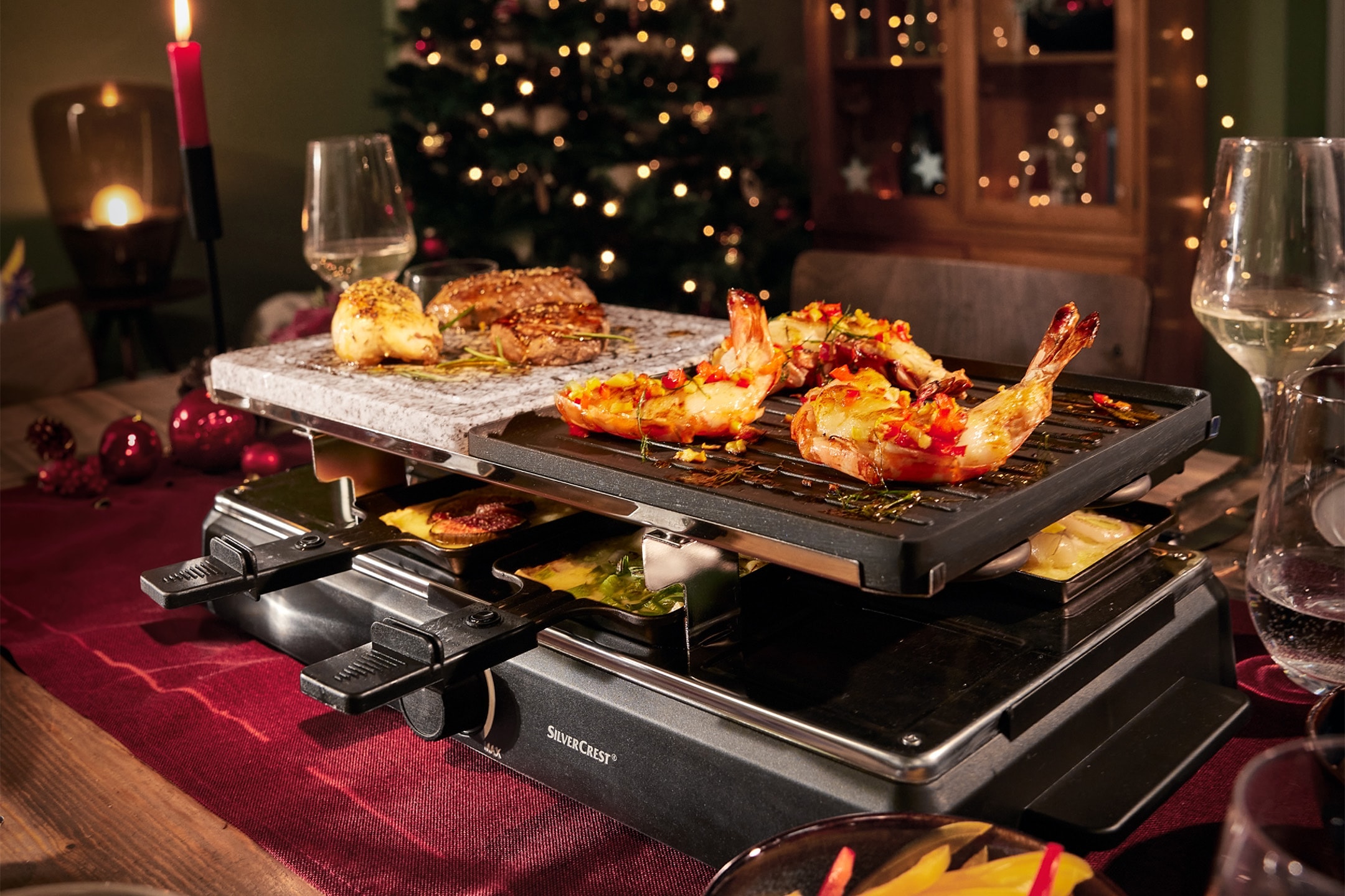 Silvercrest Raclette mit Garnelen und Fleisch, festliche Weihnachtsdekoration.