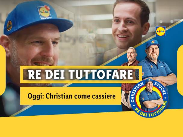 Uomo sorridente con cappellino blu, testo 'RE DEI TUTTOFARE' e 'Oggi: Christian come cassiere'.