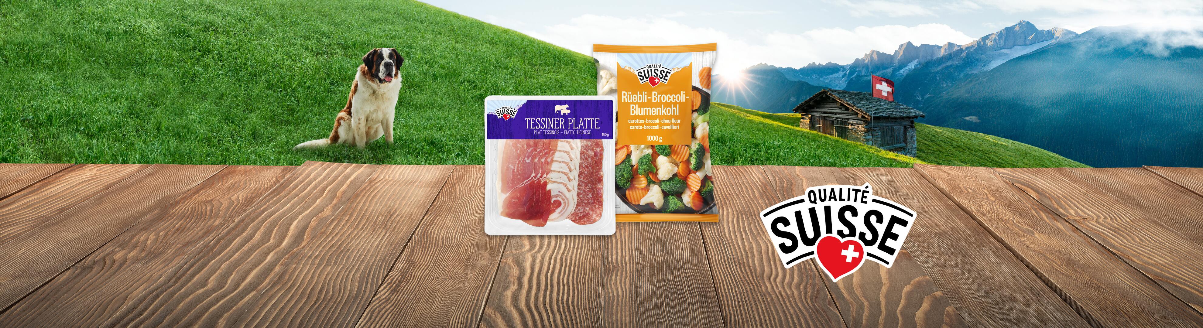 Tessiner Platte und Mischgemüse auf Holztisch mit Alpenkulisse und Bernhardiner.