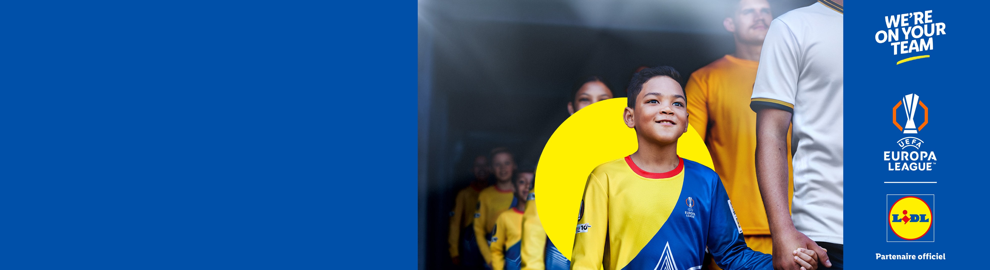 Un enfant souriant en maillot de football, avec les logos UEFA Europa League et Lidl.