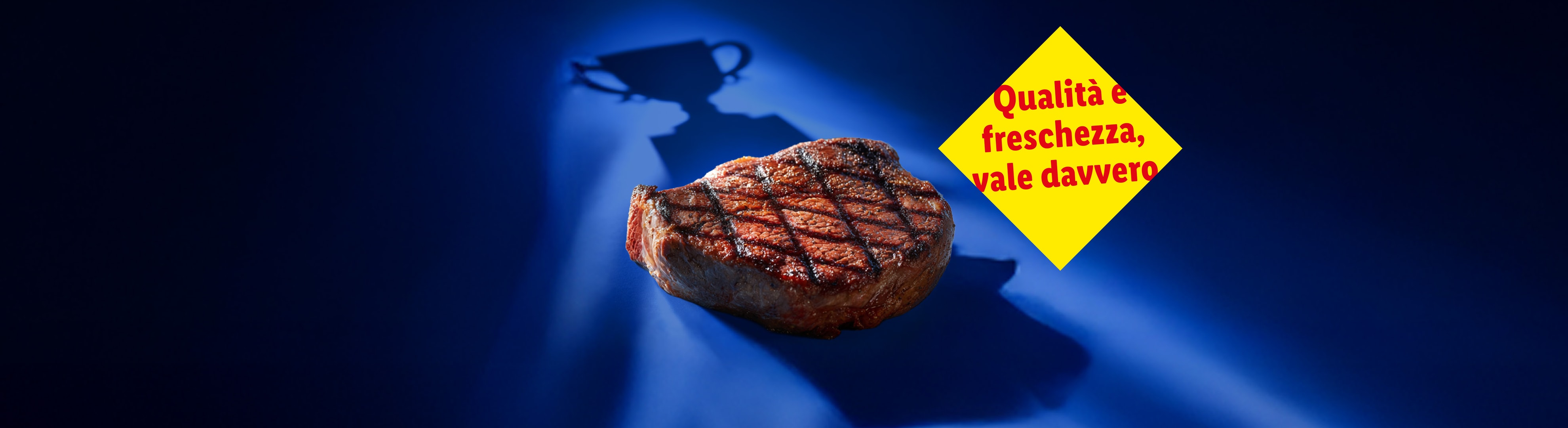 Bistecca alla griglia con l'ombra di un trofeo e testo giallo su sfondo blu.