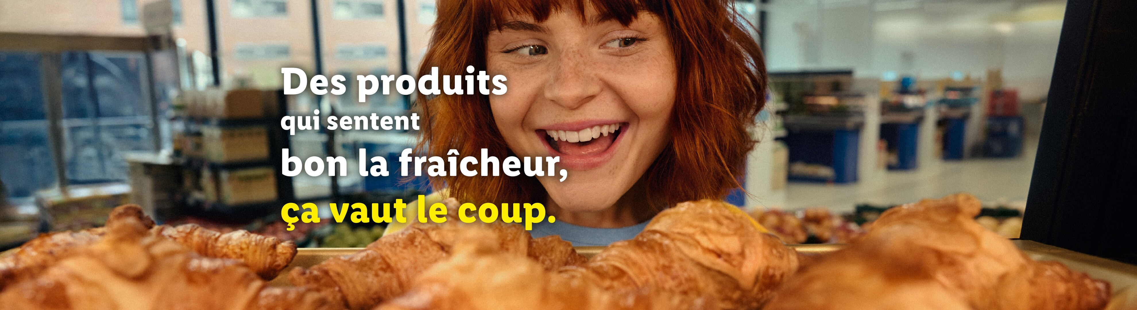 Une femme souriante regarde des croissants frais, avec un texte promouvant la fraîcheur.