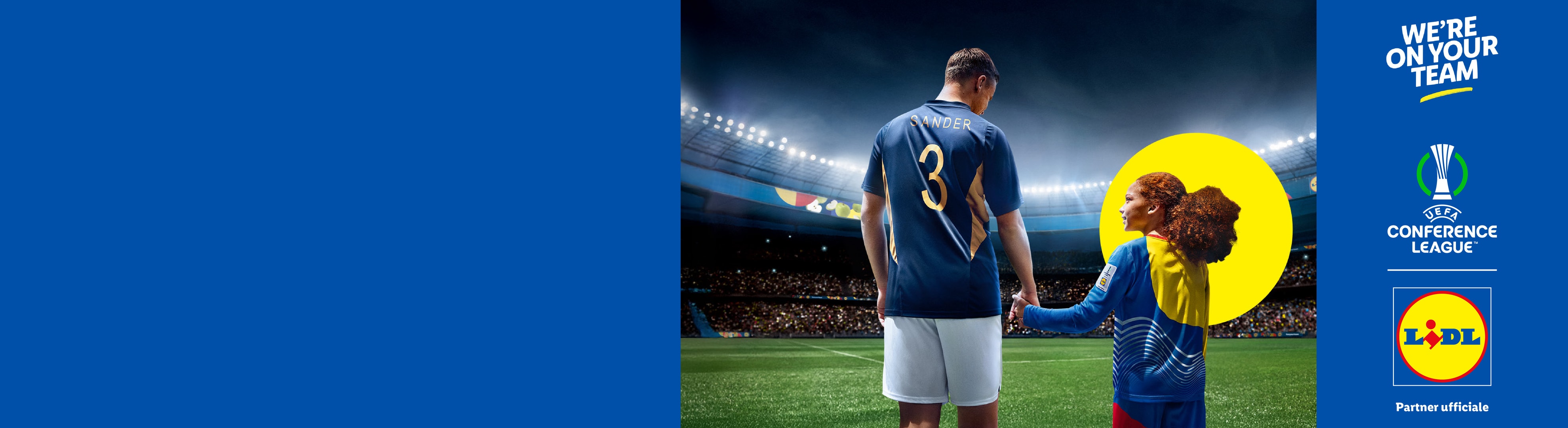 Un calciatore e una bambina in un campo da calcio, con i loghi UEFA Conference League e Lidl.